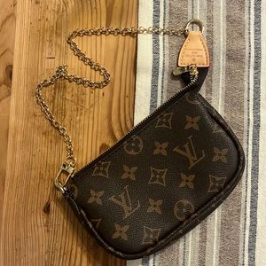 Small purse/wristlet